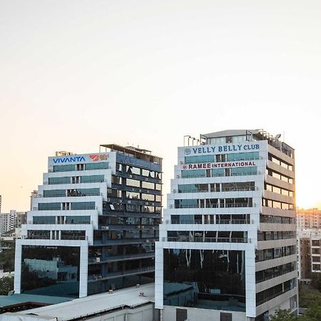 Hotel Ramee International Surat Exterior foto
