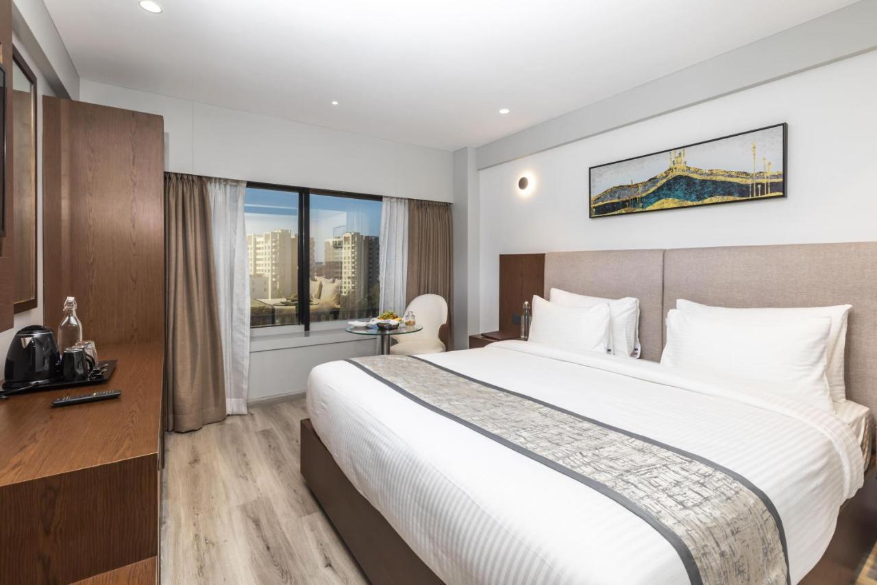 Hotel Ramee International Surat Exterior foto