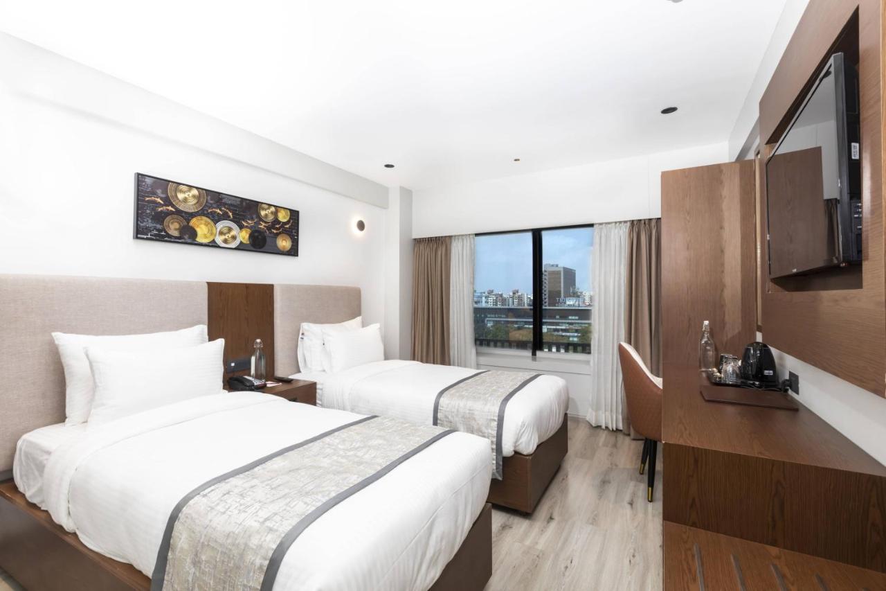 Hotel Ramee International Surat Exterior foto