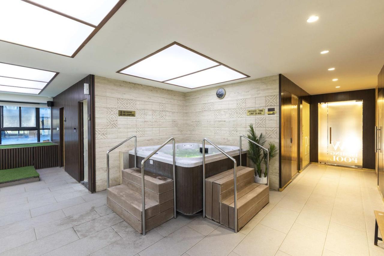 Hotel Ramee International Surat Exterior foto