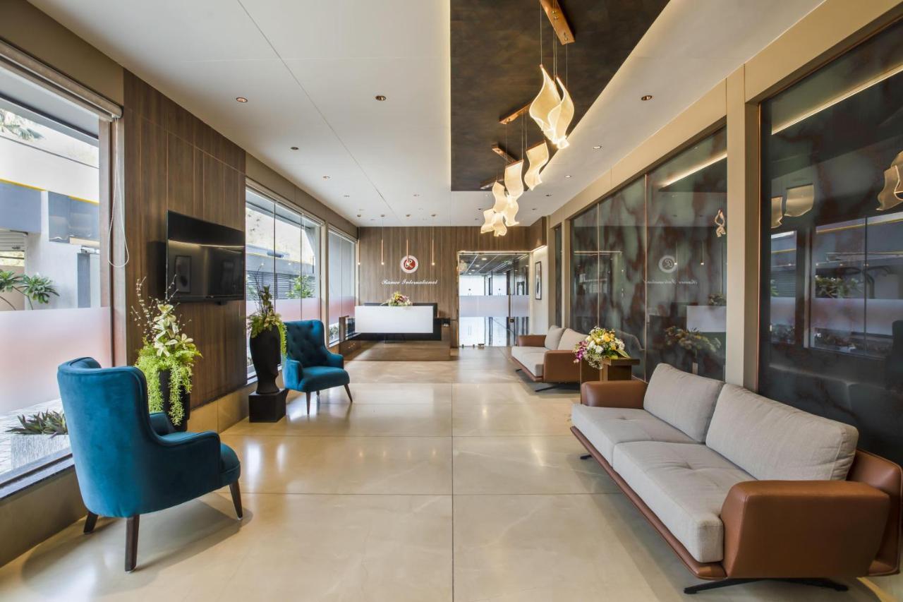Hotel Ramee International Surat Exterior foto