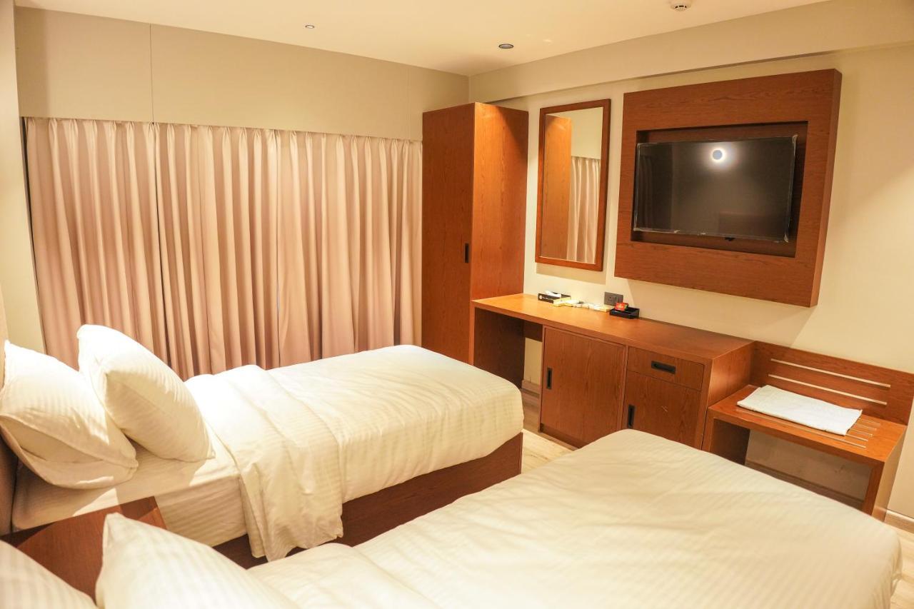 Hotel Ramee International Surat Exterior foto