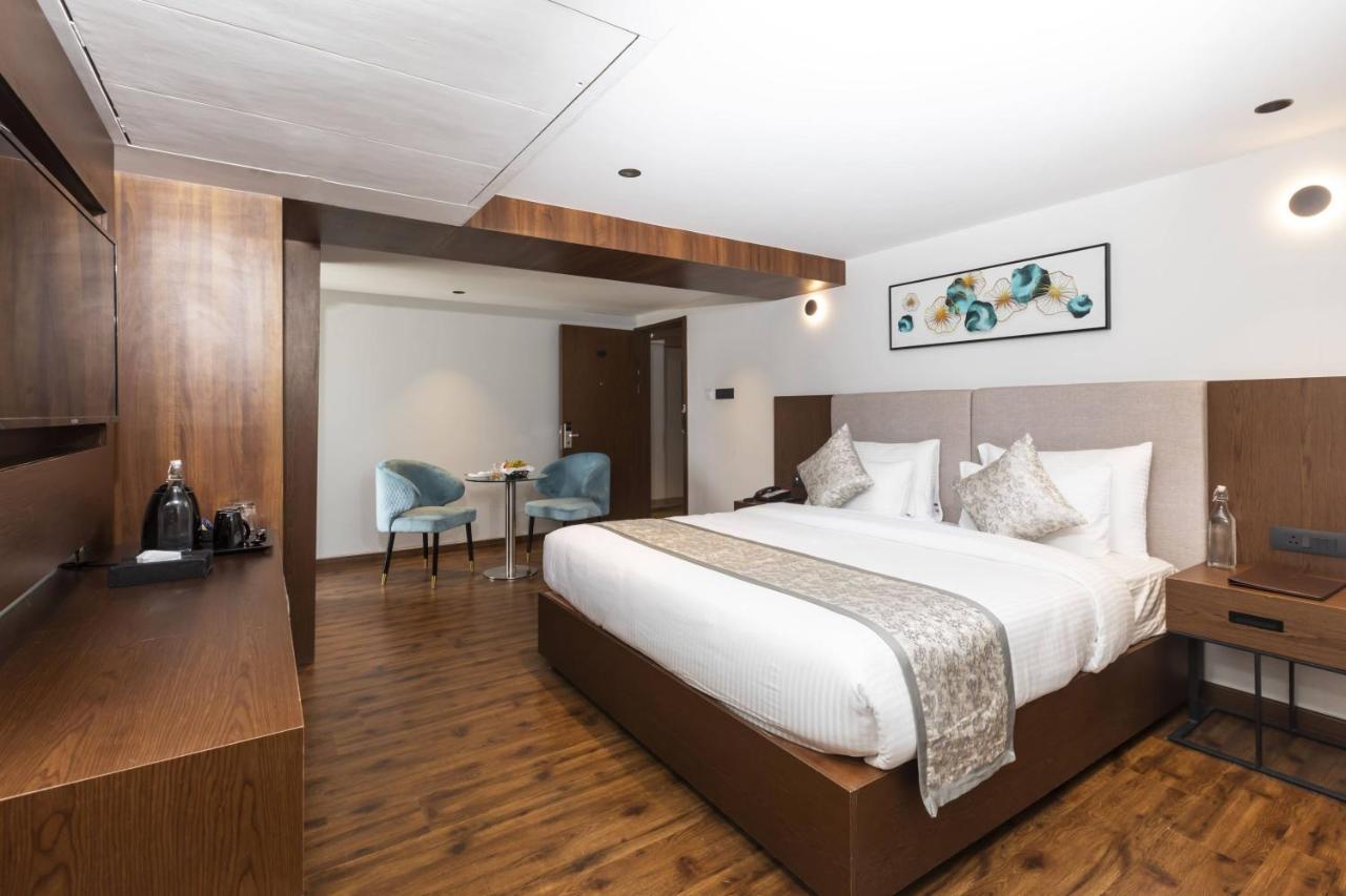 Hotel Ramee International Surat Exterior foto