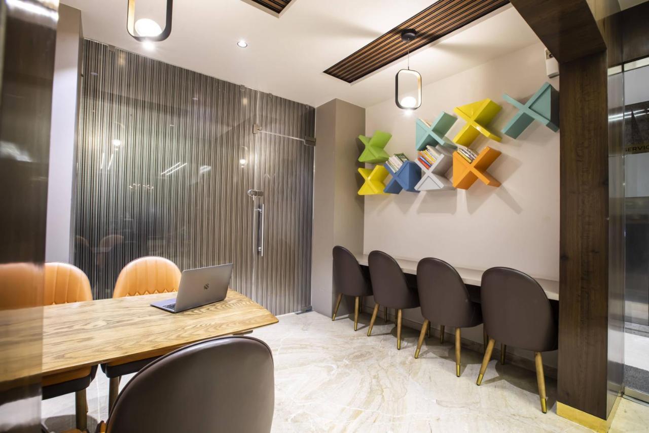 Hotel Ramee International Surat Exterior foto