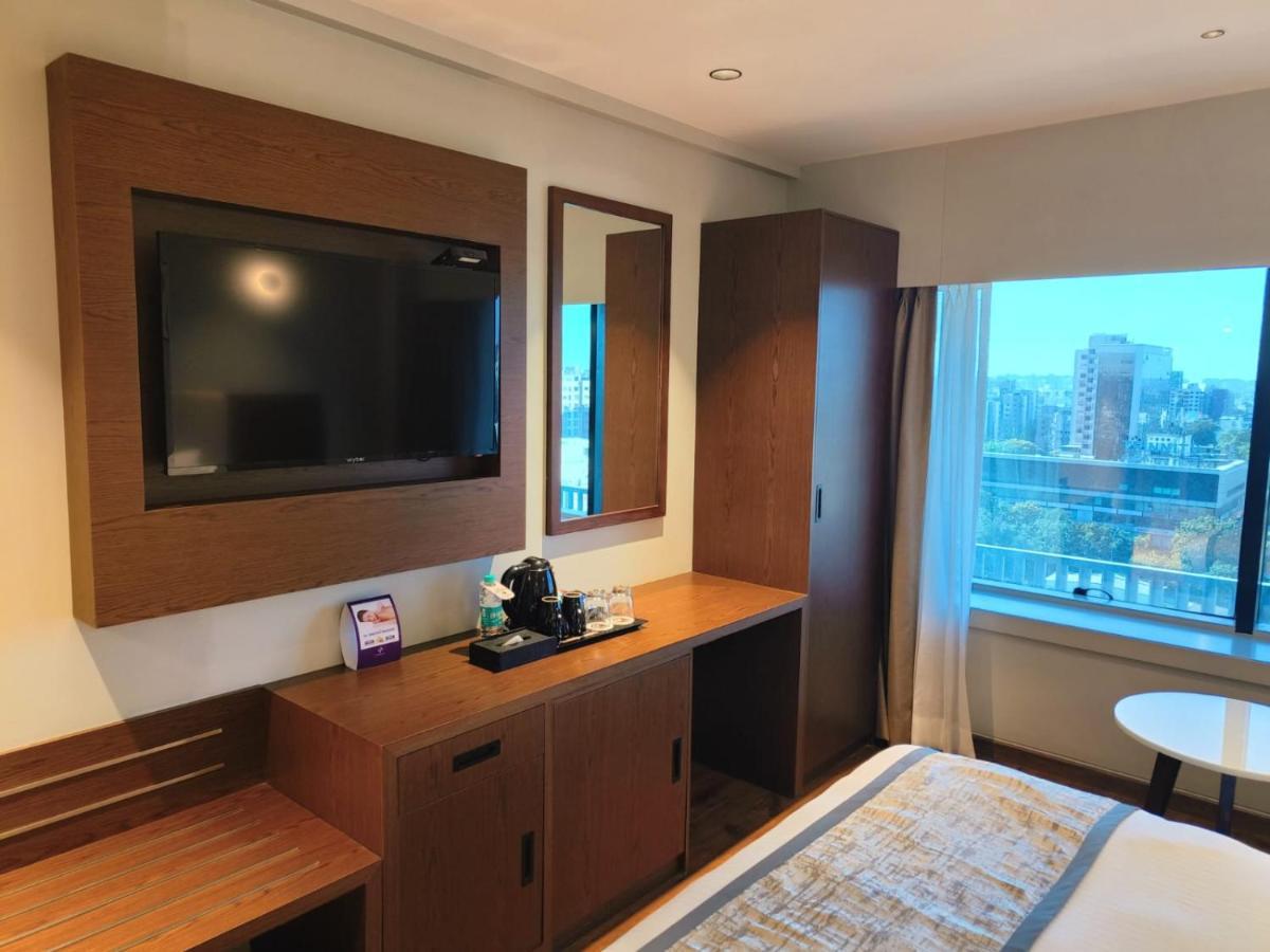 Hotel Ramee International Surat Exterior foto