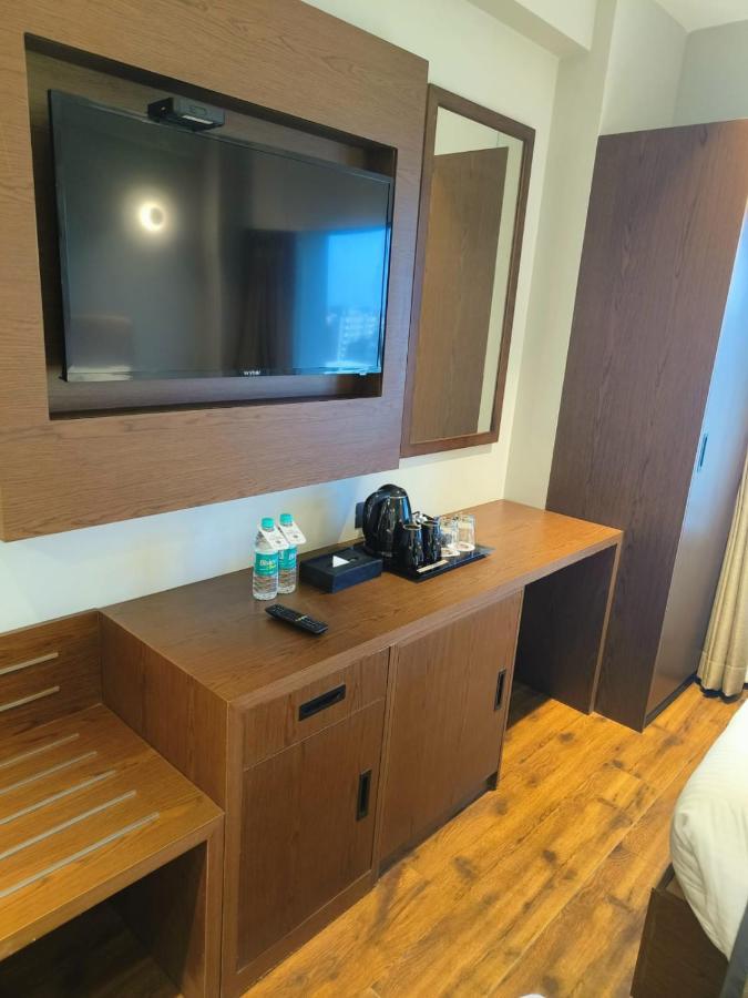 Hotel Ramee International Surat Exterior foto