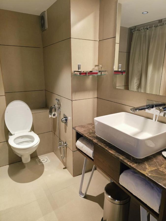Hotel Ramee International Surat Exterior foto