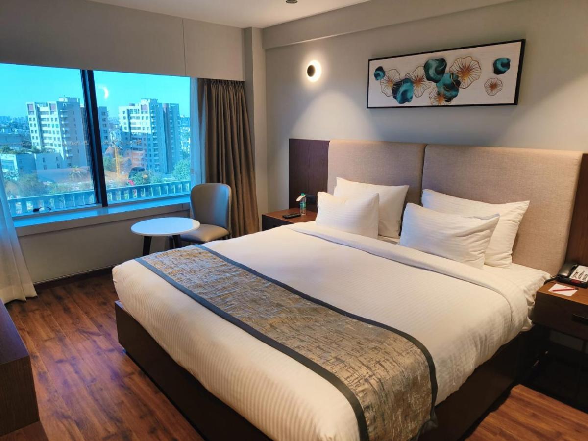 Hotel Ramee International Surat Exterior foto