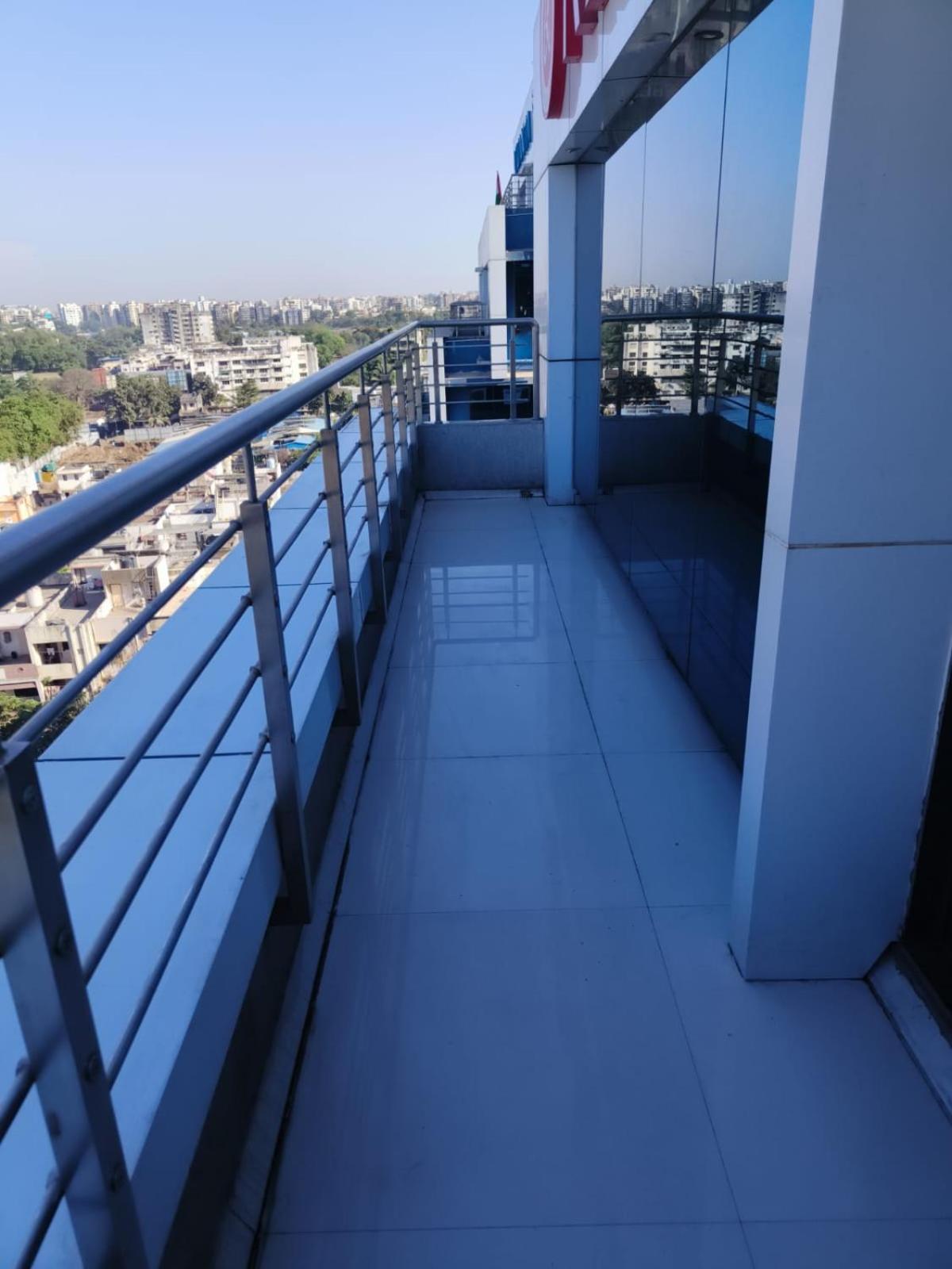 Hotel Ramee International Surat Exterior foto