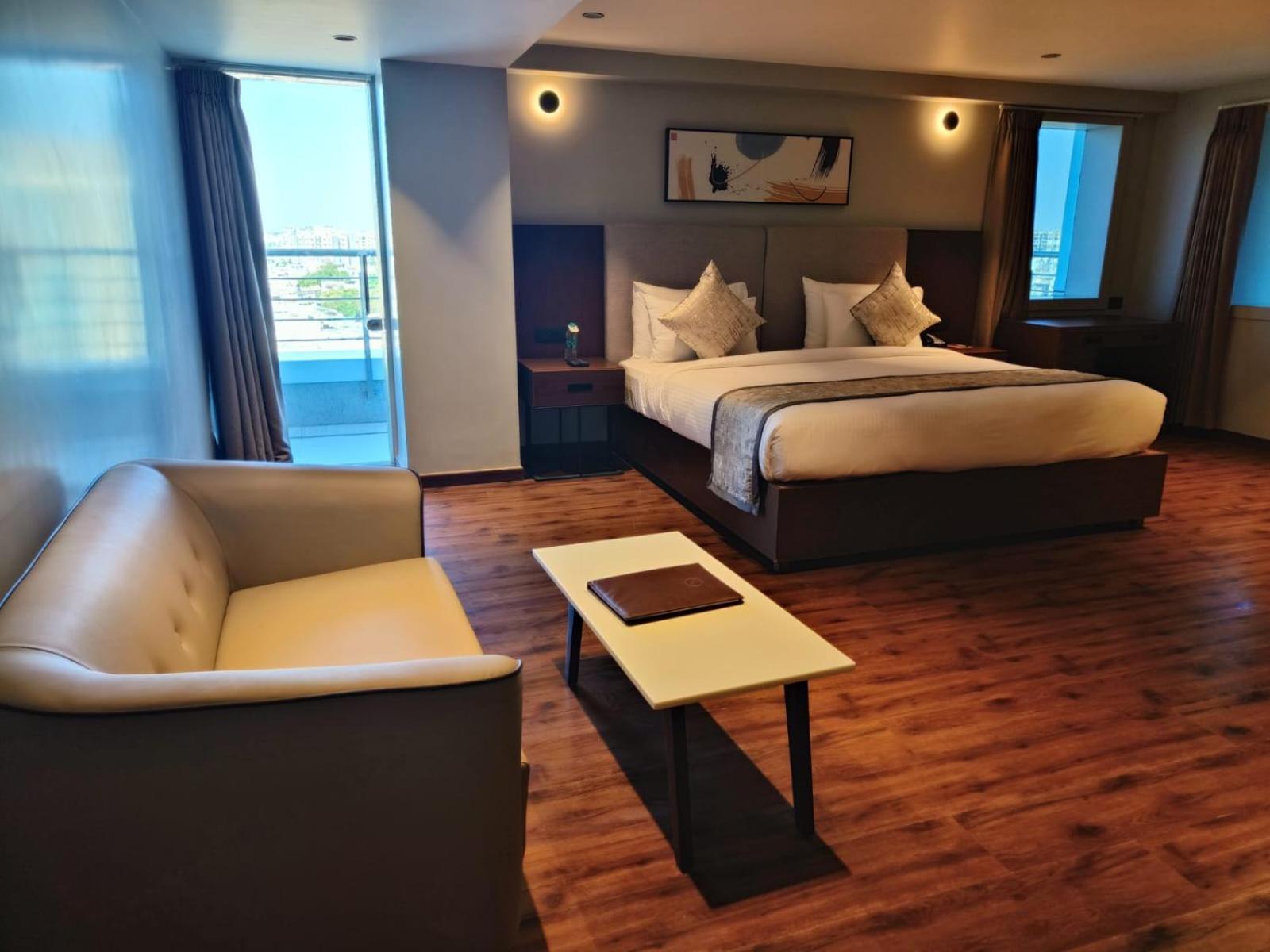 Hotel Ramee International Surat Exterior foto