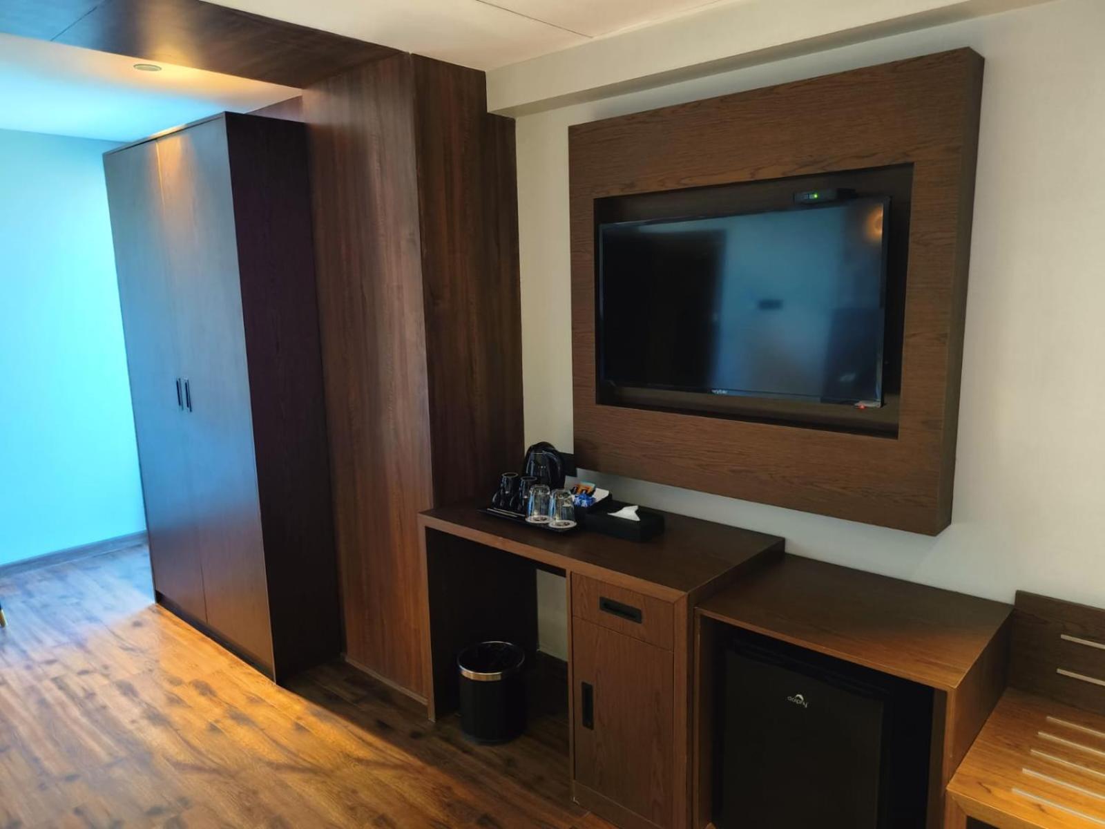 Hotel Ramee International Surat Exterior foto